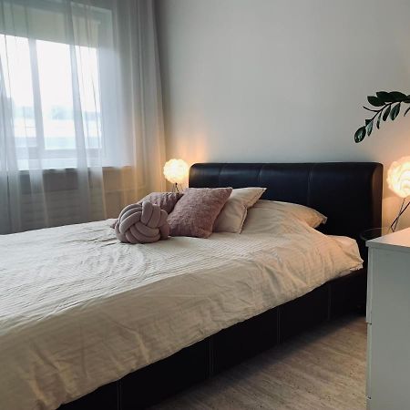 You'Ll Love This Large Apartment! Free Parking! Талин Екстериор снимка