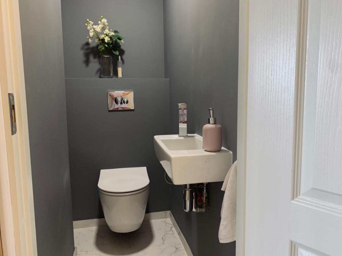 You'Ll Love This Large Apartment! Free Parking! Талин Екстериор снимка